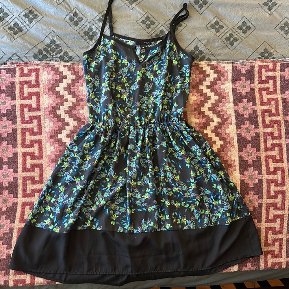 Short dress. Floral pattern in yellow, green & purple. 100% Polyester. Airy.